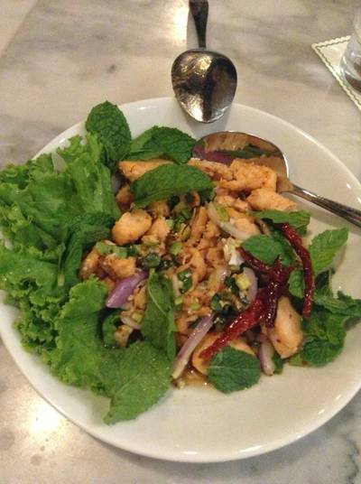 ลาบปลาแซลมอน ที่ ร้านอาหาร ครัวดอกไม้ขาว