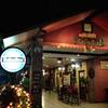 ด้านหน้าร้านยามค่ำคืน ที่ ร้านอาหาร ครัวบ้านริมน้ำ วัดกู้