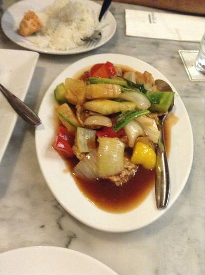 ปลากระพงผัดเปรี้ยวหวาน ที่ ร้านอาหาร ครัวดอกไม้ขาว