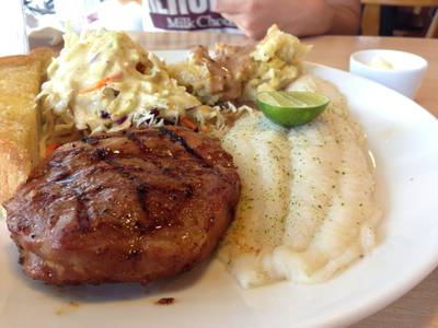 สเต้ก Combination หมูกระเทียมพริกไทยและปลาดอลลี่ ที่ ร้านอาหาร Eat Am Are