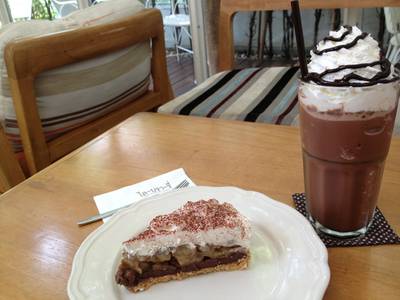 Banoffee & Chocolate Freppe' กับบรรยากาศสบายๆ ที่ ร้านอาหาร ไล-บรา-รี่ (Library)
