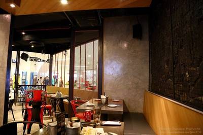ในร้านครับ ที่ ร้านอาหาร BonChon Chicken Central World