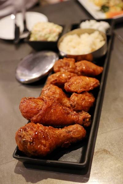 พระเอกของร้าน ที่ ร้านอาหาร BonChon Chicken Central World