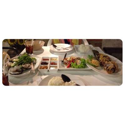 หอยนางรมสด ยำทะเลรวมมิตร ปลากระพงทอดกระเทียม ที่ ร้านอาหาร ครัวธารา หลังสึนามิ