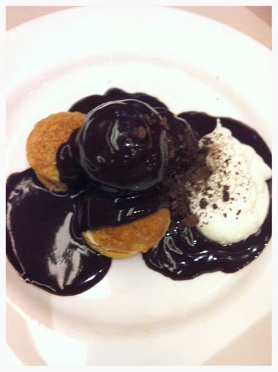 โรยผงโกโก้เรียบร้อยยย ที่ ร้านอาหาร After You Dessert Cafe Siam Paragon