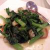 คะน้าฮ่องกงผัดหมูกรอบ ที่ ร้านอาหาร โหว เหม่ย์ Coffee & Food