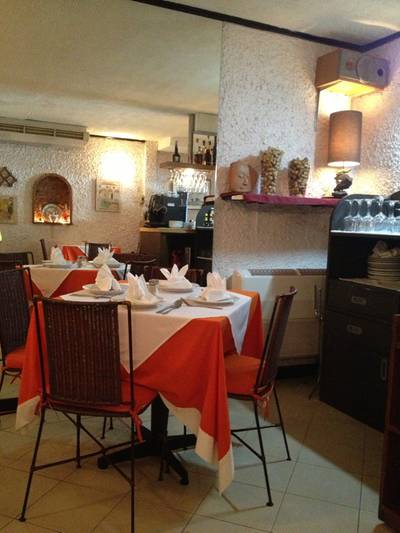 บรรยากาศร้านในห้องแอร์ ที่ ร้านอาหาร La Villa หัวหิน