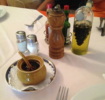 เครื่องปรุงบนโต๊ะ ที่ ร้านอาหาร La Villa หัวหิน