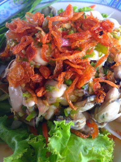 ยำหอยนางรม ที่ ร้านอาหาร ปรีชา ซีฟู้ด