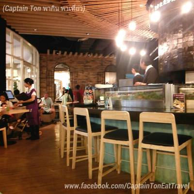 ด้านในคนเยอะครับ หลบในกันหมด ที่ ร้านอาหาร FUMi Japanese Cuisine Promenade