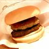แฮมเบอร์เกอร์แบบดับเบิ้ล เนื้อชิ้นโต ชุ่มฉ่ำ สะใจมาก ที่ ร้านอาหาร Mos Burger Siam Paragon