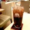 โค้กเย็นๆมาเสิร์ฟก่อน ที่ ร้านอาหาร Mos Burger Siam Paragon