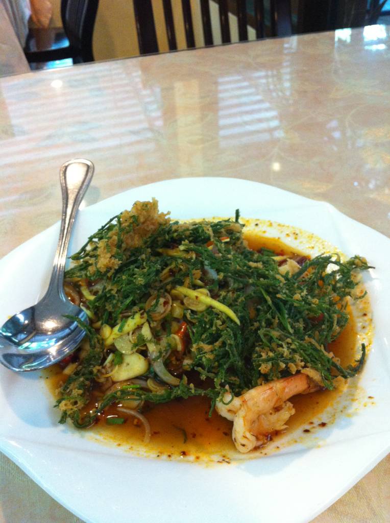พล่ากุ้งชะอมทอด ที่ ร้านอาหาร สวนกุหลาบ