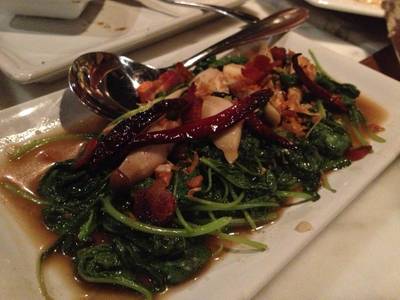 ผักโขมผัดกระเทียมพริกแห้ง ที่ ร้านอาหาร Flow Restaurant & Bar