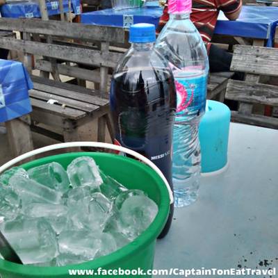 น้ำดื่มเย็นๆรออาหารครับ ที่ ร้านอาหาร สังเวียน ซีฟู๊ด