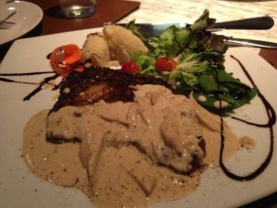 เนื้อโคขุนแจ่วเดรสซิ่ง (220.-) ที่ ร้านอาหาร Flow Restaurant & Bar