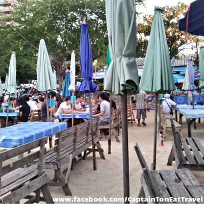 เราเลือกนั่งมุมติดทะเลกันครับ ที่ ร้านอาหาร สังเวียน ซีฟู๊ด