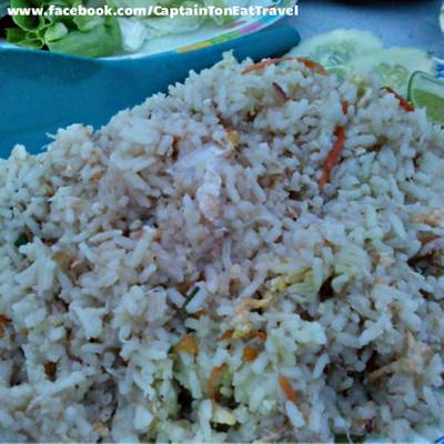 ข้าวผัดปูทานกับกับข้าวมื้อนี้ ที่ ร้านอาหาร สังเวียน ซีฟู๊ด