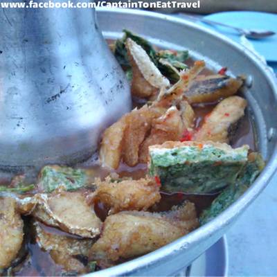 แกงส้มชะอมไข่ปลากระพงทอด ที่ ร้านอาหาร สังเวียน ซีฟู๊ด