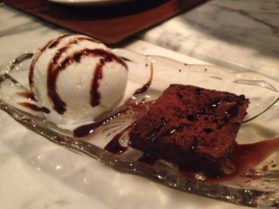 ไอศครีมรสนม + บราวนี่ ที่ ร้านอาหาร Flow Restaurant & Bar