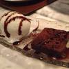 ไอศครีมรสนม + บราวนี่ ที่ ร้านอาหาร Flow Restaurant & Bar
