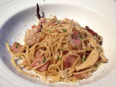 สปาเก็ตตี้เบคอนพริกแห้ง (240.-) ที่ ร้านอาหาร Flow Restaurant & Bar
