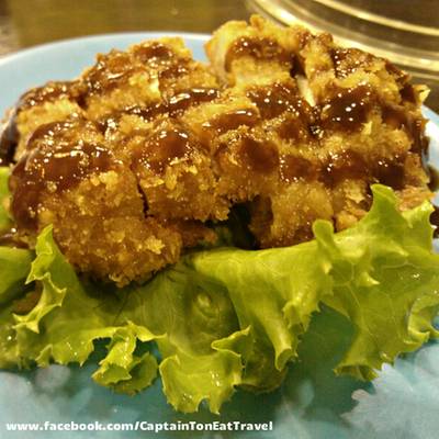 ไก่ทอดร้อนๆ จานนี้อร่อย ที่ ร้านอาหาร Kozo Sushi ธนิยะพลาซ่า