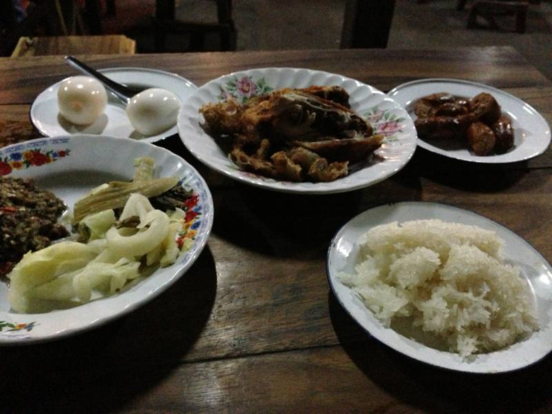รวมๆๆ ^^ ที่ ร้านอาหาร ไก่ทอดเที่ยงคืน