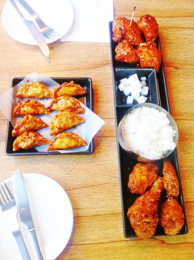 mix combo set! Hot sauce and soy garlic sauce chicken. ที่ ร้านอาหาร BonChon Chicken ทองหล่อ 13 mix combo set! Hot sauce and soy garlic sauce chicken. ที่ ร้านอาหาร BonChon Chicken ทองหล่อ 13