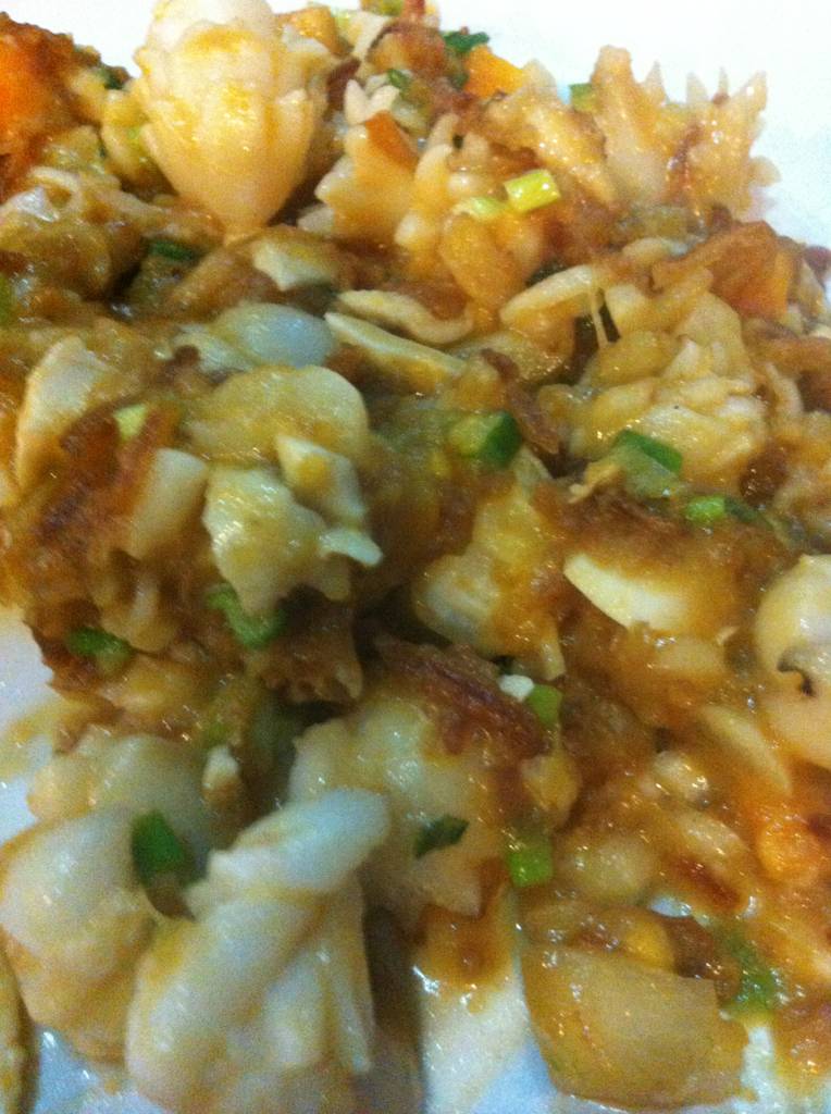 หมึกผัดไข่เค็ม ที่ ร้านอาหาร ร้านต้นพร้าว กู้กู ภูเก็ต