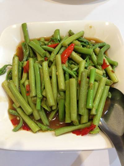 กระเฉดไฟแดง ที่ ร้านอาหาร ครัวอัปษร สาขา 2 (เสาชิงช้า)