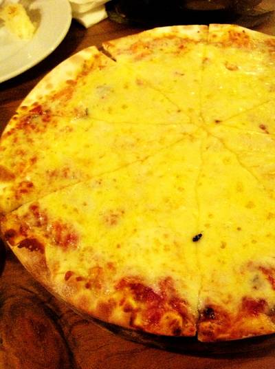 Pizza ชีสจัดเต็ม ที่ ร้านอาหาร Chocolate Ville