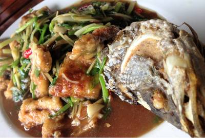 ปลากะพงผัดคึ่นช่าย ที่ ร้านอาหาร ไอยราซีฟู้ด (เกาะช้าง)