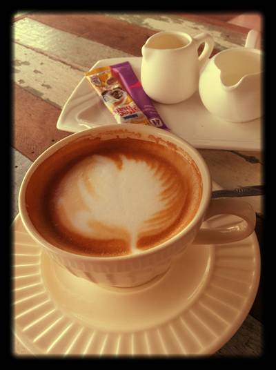 คาปูชิโนร้อน ที่ ร้านอาหาร Coffee Beach