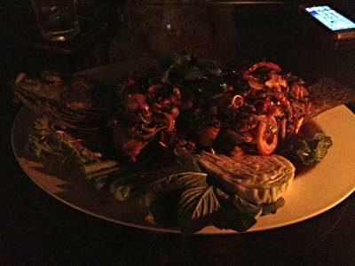 ปลาเก๋ายำสมุนไพร ที่ ร้านอาหาร เกาะลันตา สุวรรณภูมิ