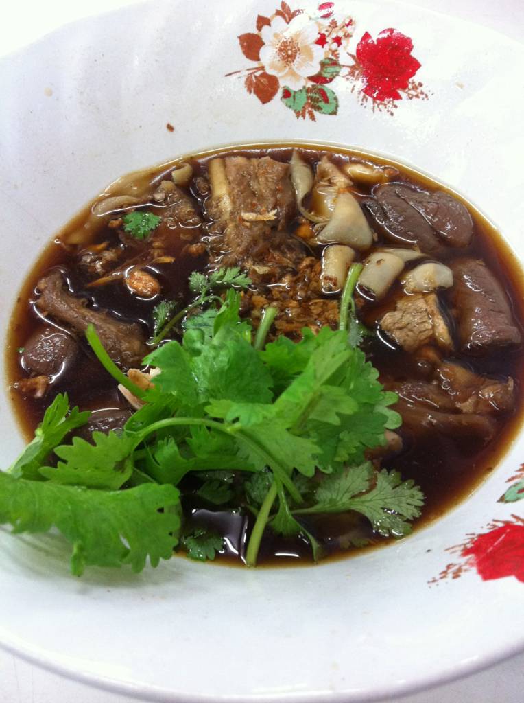 เกาเหลา ปีก,ไส้,เลือด ^^ ที่ ร้านอาหาร เซี๊ยะ ก๋วยเตี๋ยวเป็ด