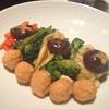 ผัก๕กษัตร ลูกชิ้นกุ้ง ที่ ร้านอาหาร Checkmate Bar & Bistro