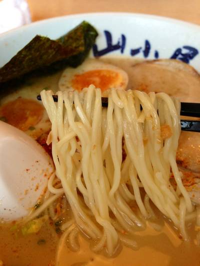 เส้นราเมงนุ่มๆ ที่ ร้านอาหาร Yamagoya Ramen ทองหล่อ 13
