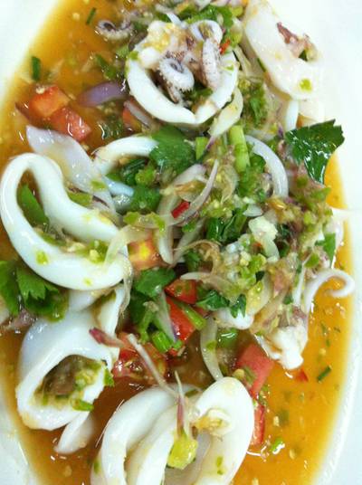 ยำปลาหมึก จานใหญ่ 200 ที่ ร้านอาหาร เส่ย