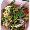ลาบหมูแบบพื้นบ้าน ที่ ร้านอาหาร ส้มตําเจ๊เก๋อ