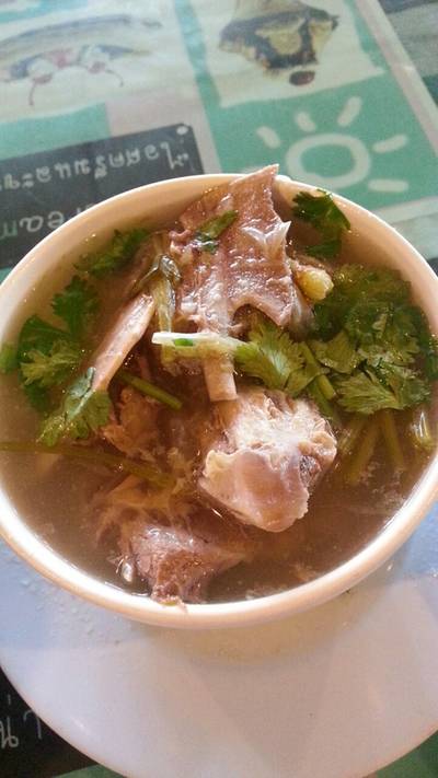 ซุปมะนาวดองมาพร้อมเมื่อสั่งลาบเป็ด ที่ ร้านอาหาร ไก่ย่างโคราช