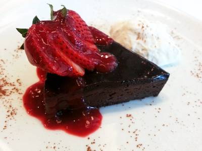 Flourless chocolate cake 100 บาท อร่อยผิดคาด! ที่ ร้านอาหาร Another Hound Café 