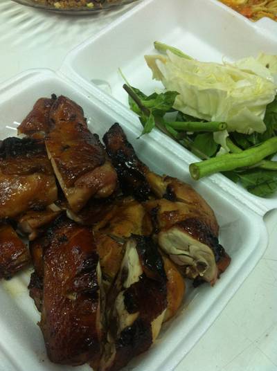 ไก่ย่างหอมๆๆ ที่ ร้านอาหาร แซ่บวัน ตำซั่ว
