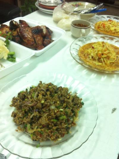 ลาบและข้าวเหนียว ที่ ร้านอาหาร แซ่บวัน ตำซั่ว