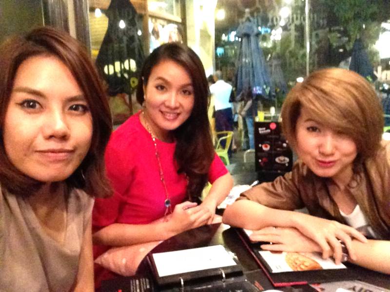 เสื้อพี่สาวแจ่มมาก. ณ จุดนี้!!!  ที่ ร้านอาหาร Sweet Hound