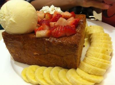 Strawberry Cream Toast ชัดๆ ว่าเพิ่มกล้วย ^^ ที่ ร้านอาหาร After You Dessert Cafe Siam Paragon