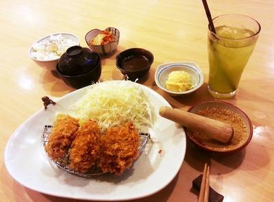 ข้าวสันในหมูสอดไส้ชีส ชีสเยิ้มๆข้างใน ต้องทานตอนร้อนๆ ที่ ร้านอาหาร Katsu King X Siam