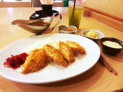 ข้าวแกงกะหรี่ปลาแซลม่อนคัตสึ แกงกะหรี่ไม่ข้นเท่าไร ที่ ร้านอาหาร Katsu King X Siam