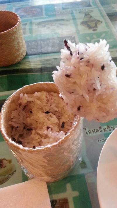 ข้าวเหนียวข้าวกล้อง ที่ ร้านอาหาร ไก่ย่างโคราช