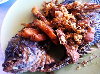 ปลาแรดทอดกระเทียม ที่ ร้านอาหาร ร้านป้าสำราญ